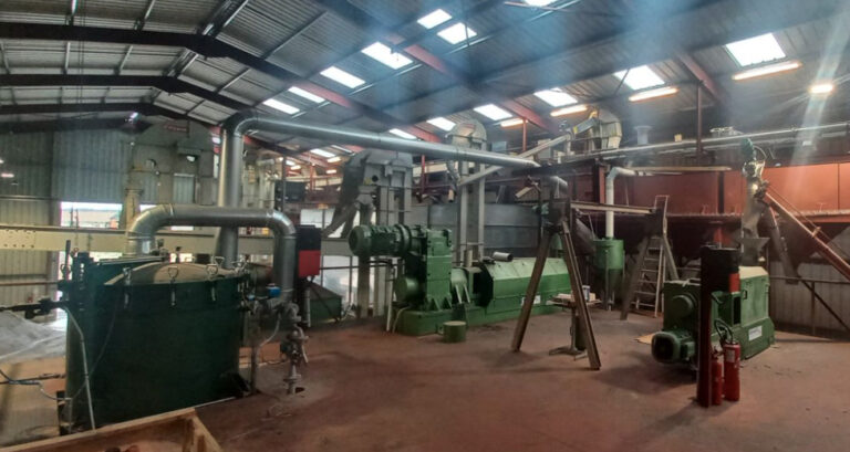 Intérieur du site de production — presses Reinartz en fonctionnement